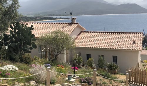 Villa Marincelu en bord de mer avec toit en terre cuite, jardin fleuri et vue sur la mer à Serra di Ferro, Corse