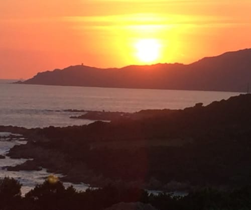 Puesta de sol dorada sobre el mar Mediterráneo en Villas Marincelu, Serra di Ferro, Córcega