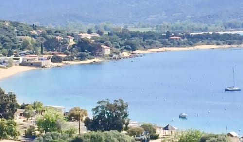 Les Villas Marincelu surplombent une baie cristalline avec voiliers, plages de sable et végétation méditerranéenne luxuriante à Porto Pollo