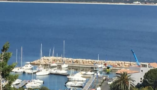 Marina de Villas Marincelu con veleros, yates y frente marítimo mediterráneo en Serra di Ferro
