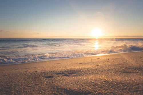 Vue du coucher de soleil à la plage de Villas Marincelu, Serra di Ferro avec sable doré et vagues douces