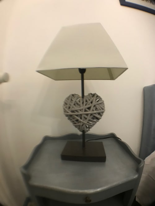Lampe de table décorative à abat-jour crème avec détail cœur tressé dans la Chambre Double Bleue L'affable