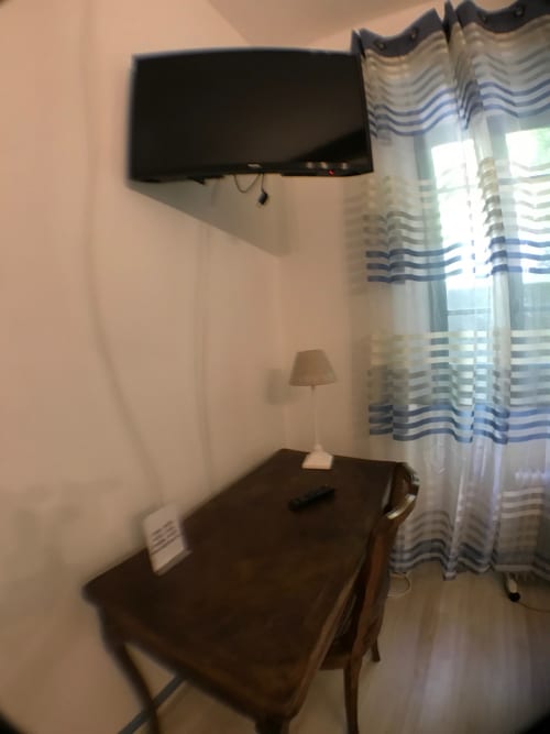 Chambre Double Bleue avec TV murale, bureau, rideaux rayés et vue sur le jardin à L'affable B&B, Les Cammazes