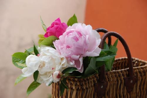 Colorful peonies in wicker basket at l'Atelier des Dépendances, Lipsheim