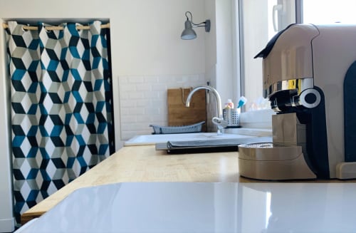 Modern kitchen area at l'Atelier des Dépendances B&B in Lipsheim with geometric shower curtain and coffee machine (Nespresso©)
