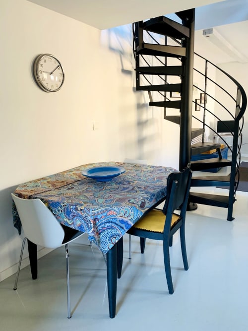 Dining area with spiral staircase at l'Atelier des Dépendances, Lipsheim BnB