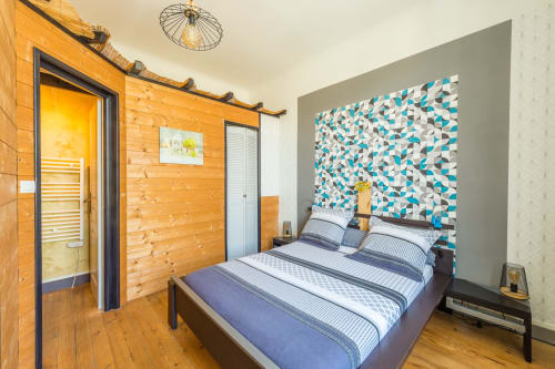 Chambre Anis de L'escale Marine B&B à La Rochelle avec sauna, tête de lit motifs et literie rayée