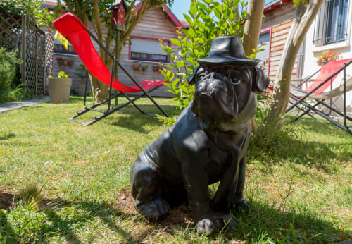 Statue de chien noir portant un fédora dans le jardin du B&B L'escale Marine, La Rochelle
