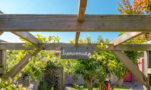 Pergola en bois avec enseigne « bienvenue » à la maison d'hôtes L'escale Marine à La Rochelle, France