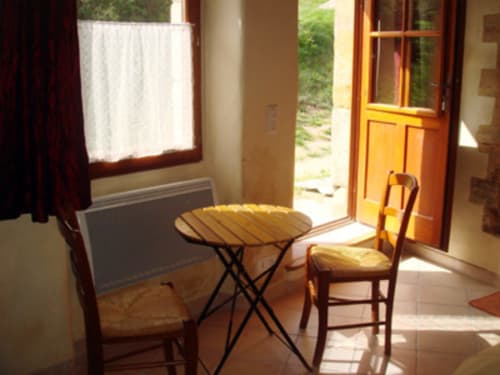 Chambres avec porte sur l'extérieur. Table et 2 chaises