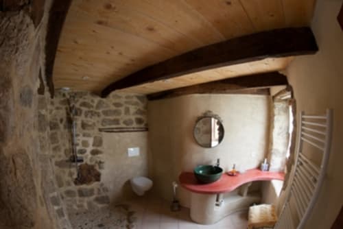 Saalle de bain privative. Douche à l'italienne en pierres. Toilettes. Fenêtre.
