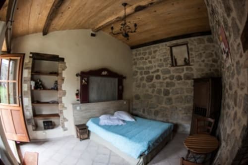 Chambre lit double . Table et deux chaises. Salle de bain séparée.