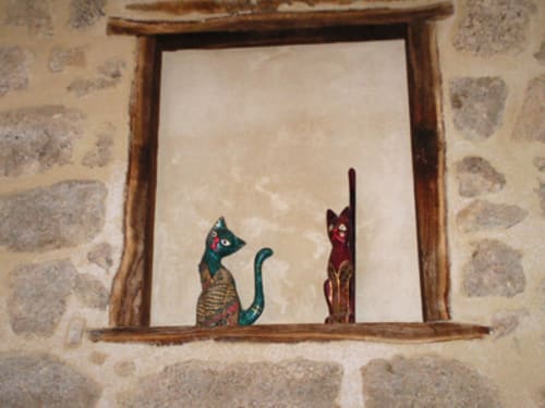 Chambre d'hôtes. décor chats en bois peint