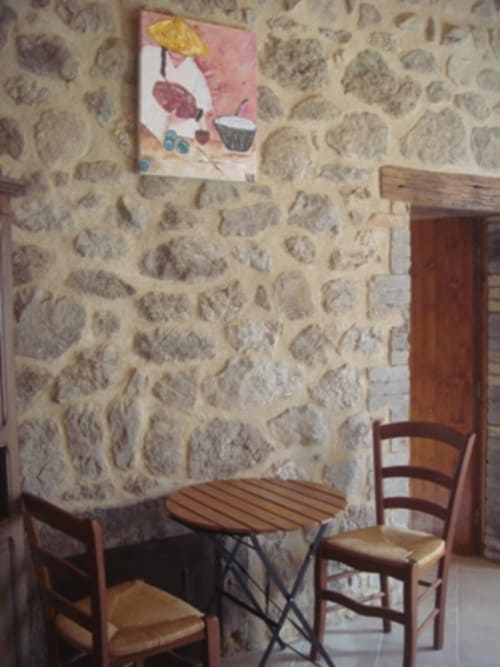 Chambre 2 personnes. Porte d'accès à la salle d'eau. Table et chaises en bois