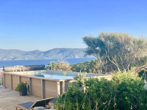 Piscine hors-sol avec vue sur la mer Méditerranée aux Villas Marincelu, Corse