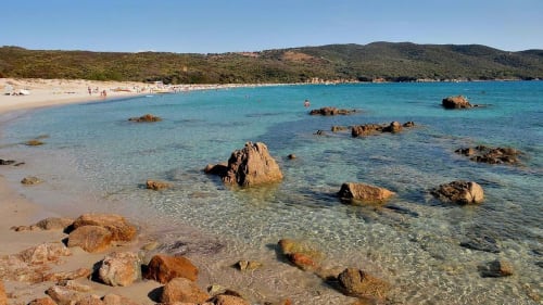 Eaux cristallines turquoise et plage de sable fin avec rochers de granit à Villas Marincelu, Porto Pollo Corse