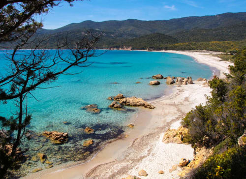 Crique turquoise aux sables blancs et roches granitiques à Villas Marincelu, Porto Pollo, Corse