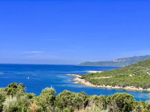 Vista costera mediterránea de Villas Marincelu en Serra di Ferro, Córcega con aguas turquesas y costas rocosas