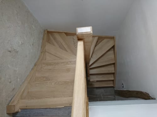 Escalier en bois clair avec rampe assortie au gîte Les Brûleries, Les gîtes des châteaux