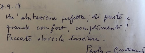 Note manuscrite italienne félicitant la maison d'hôtes La Tour Grégoire à Clermont-Ferrand pour son confort