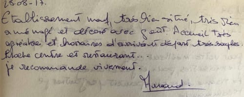 Lettre manuscrite datée du 28.08.17 félicitant la maison d'hôtes La Tour Grégoire à Clermont-Ferrand pour son accueil chaleureux