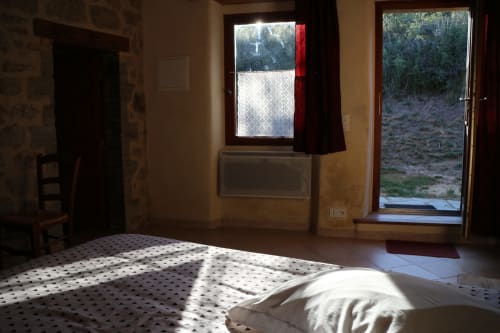 Chambre double. accès privatif vers l'extérieur en pleine nature.
