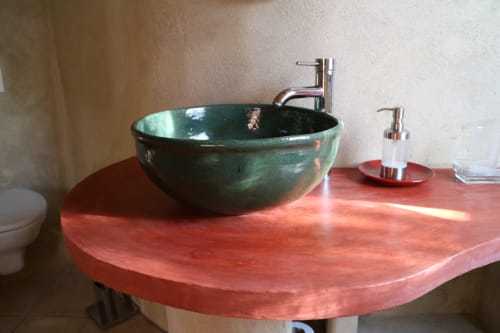 Chambre d'hôtes avec salle de bain. Vasque artisanale en céramique