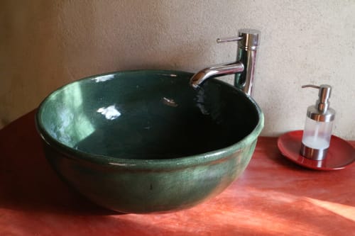 Vasque artisanale en céramique dans la salle de bain privée attenante à la chambre.