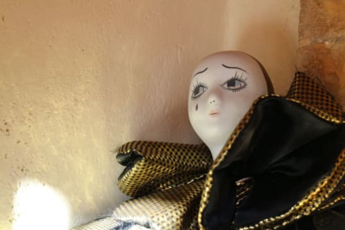 Marionnette sur étagère de la chambre d'hôtes