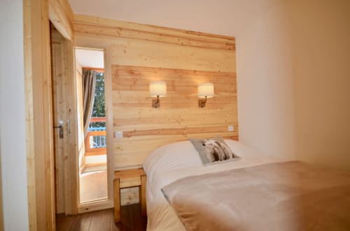 Chambre chaleureuse en bois à l'Arc 1800 Bellecôte avec lit, appliques murales 