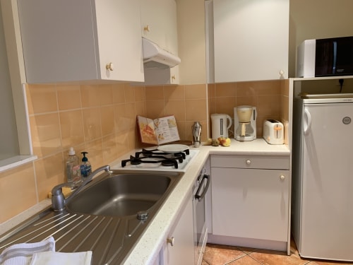 Ausgestattete Küche mit Gasherd, Spüle und modernen Geräten im Apartment La Croix De La Jarrie, Châtres