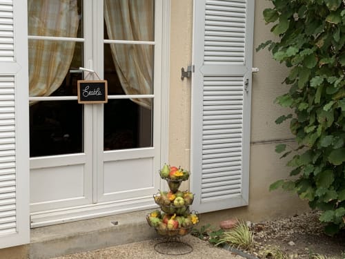 Eingang des Landhauses La Croix De La Jarrie in Châtres mit weißen Türen, Fensterläden und gestuftem Obstausstellungsgarten