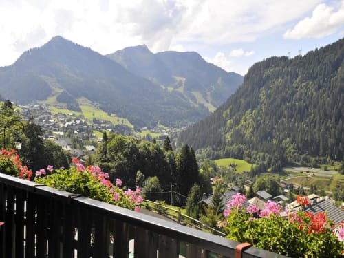 Vue panoramique, soleil, fleurs, village de Châtel, paysage romantique du Chablais savoyard et sommet du Linga (Page Accueil)