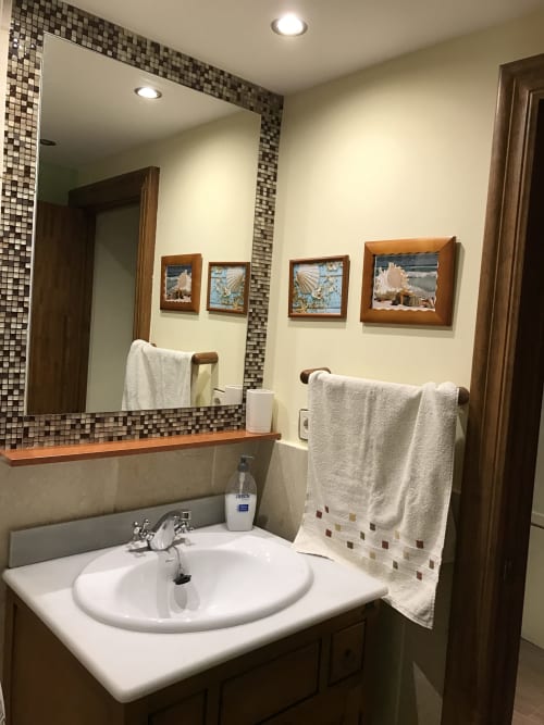 Modern bathroom in Urrondo apartment, Lekeitio with sink, mirror and towel rack