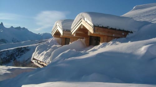 Chalet La Louvière enneigé à Fontcouverte-La Toussuire, station de montagne des Alpes françaises