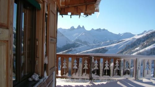 Balcon du Chalet La Louvière avec vue sur les Alpes enneigées, Fontcouverte-La Toussuire