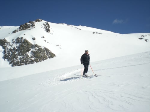 Skiër op besneeuwde berghelling bij Fontcouverte La Toussuire nabij Chalet La Louvière