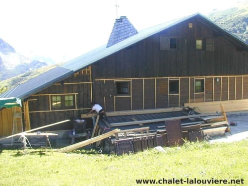 Chalet La Louvière met houten constructie in alpien landschap te Fontcouverte-La Toussuire