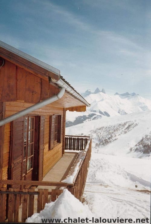 Chalet La Louvière, houten hut met uitzicht op besneeuwde bergen in La Toussuire