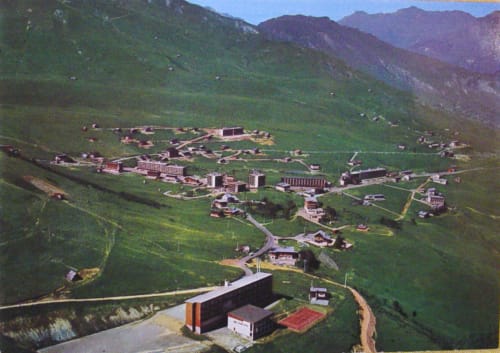 Luchtfoto van gastenverblijf La Louvière in een groene Alpenval nabij Fontcouverte-La Toussuire, Frankrijk