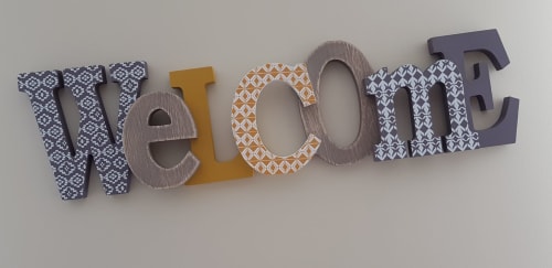 Panneau de bienvenue décoratif aux lettres ornementées à La Maison Virginie, une chambre d'hôtes à Montargis, France