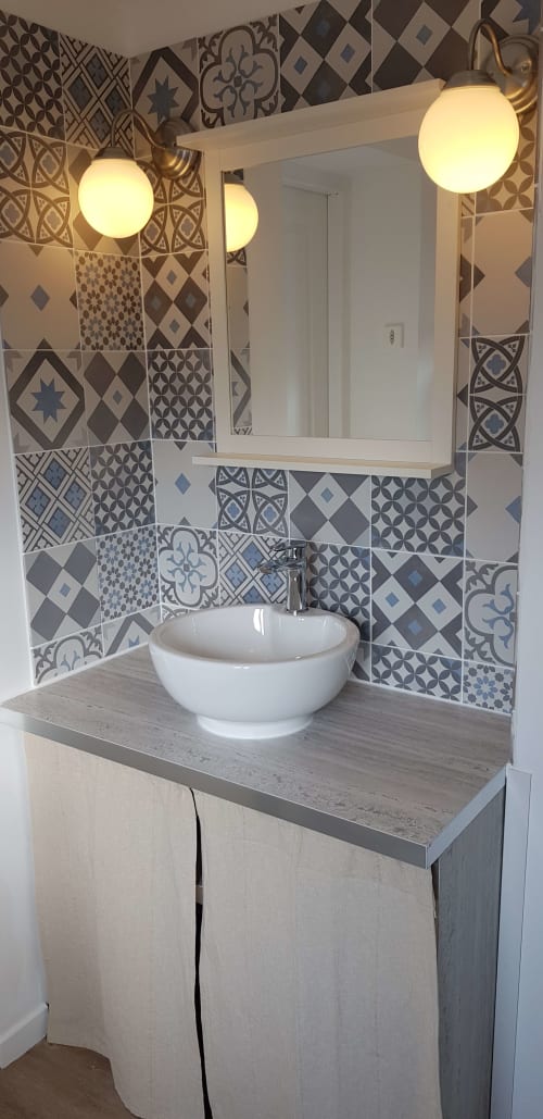Vasque de salle de bain moderne dans l'appartement La Java Bleue à La Maison Virginie, Montargis, avec carrelage à motifs et globe lumineux
