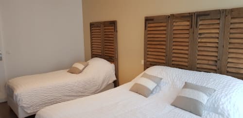 Deux lits jumeaux aux draps blancs dans l'appartement La Java Bleue à La Maison Virginie, Montargis, avec volets en bois