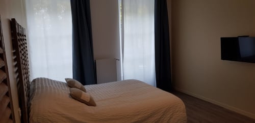 Chambre La Java Bleue à La Maison Virginie à Montargis avec lit queen-size, vue sur jardin et télévision écran plat