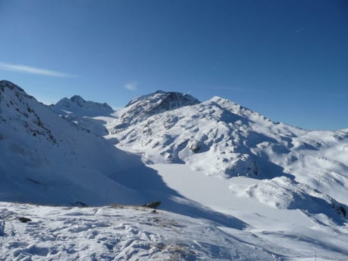 Sneeuwbedekte alpiene pieken en vallei nabij Chalet La Louvière in La Toussuire, Frankrijk