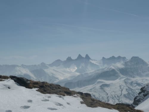 Sneeuwbedeekt alpien landschap met scherpe bergtoppen in de buurt van Chalet La Louvière in La Toussuire, Franse Alpen