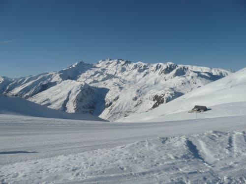 Sneeuwbedekte alpiene bergen en vallei bij Chalet La Louvière, Fontcouverte-La Toussuire, Franse Alpen