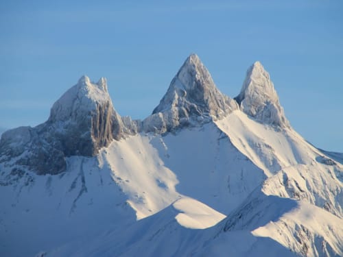 Sneeuwbedekte Alpische bergtoppen met dramatische rotsachtige pieken bij Chalet La Louvière in La Toussuire, Franse Alpen