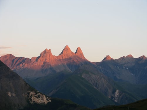 Alpiene bergtoppen bij zonsondergang nabij Chalet La Louvière in La Toussuire