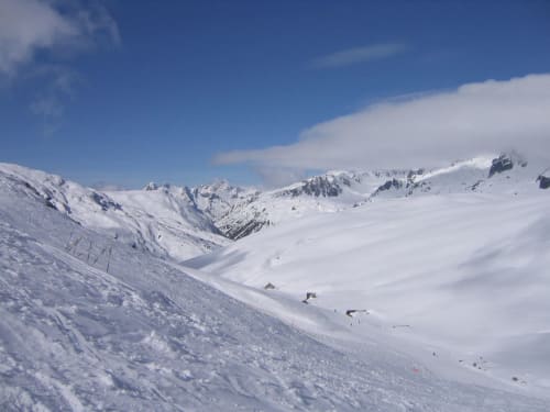 Sneeuwbedekte alpiene bergen bij skigebied La Toussuire nabij Chalet La Louvière in Fontcouverte, Frankrijk
